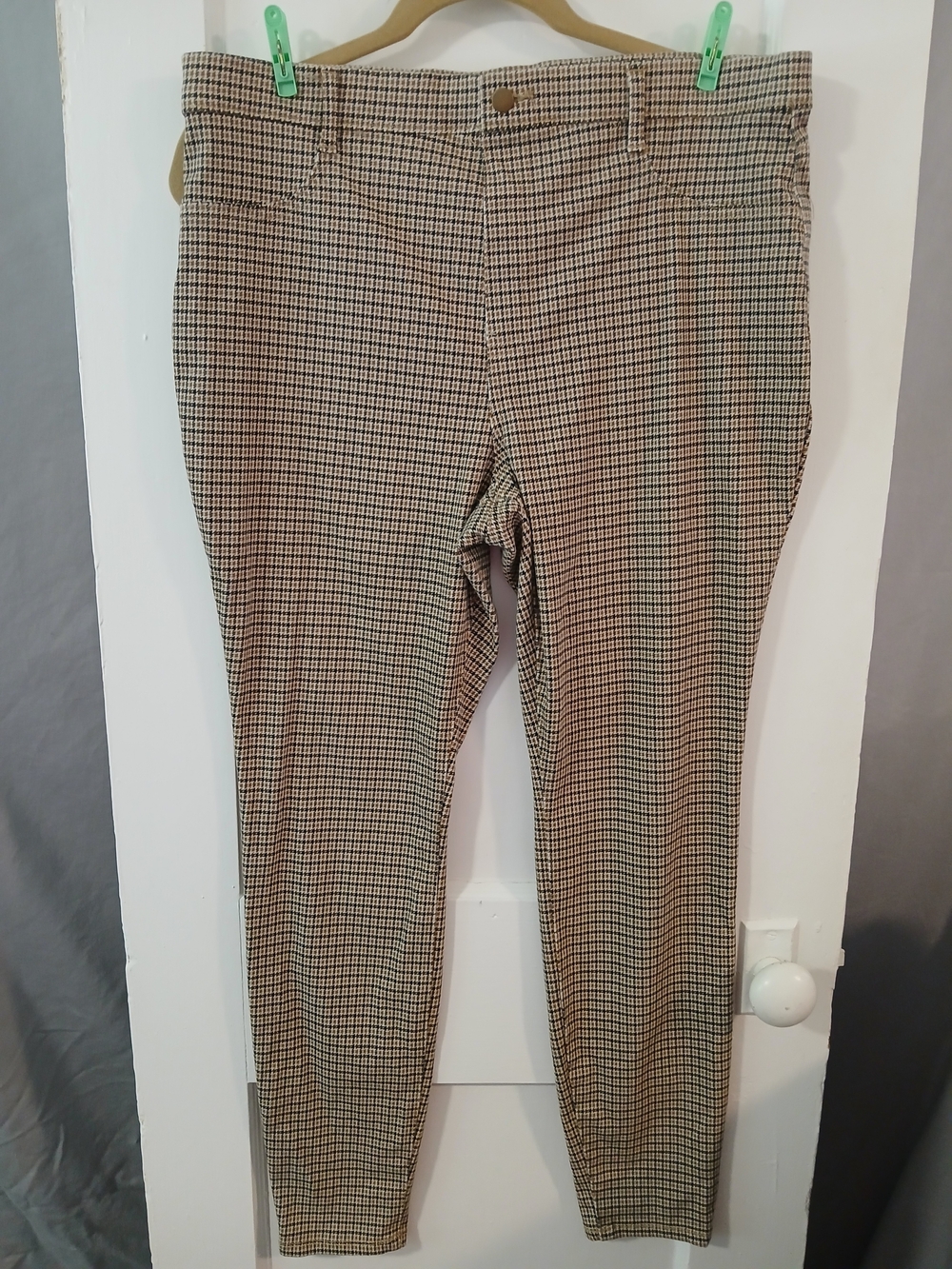 Time and Tru Beige and Black Houndstooth Slim Leggings [188]
